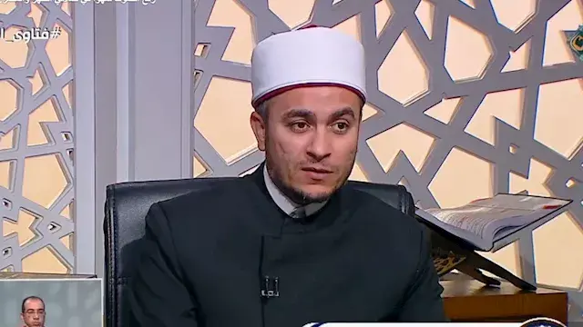 حكم قراءة القرآن من الهاتف أثناء صلاة النافلة.. أمين الفتوى يوضح