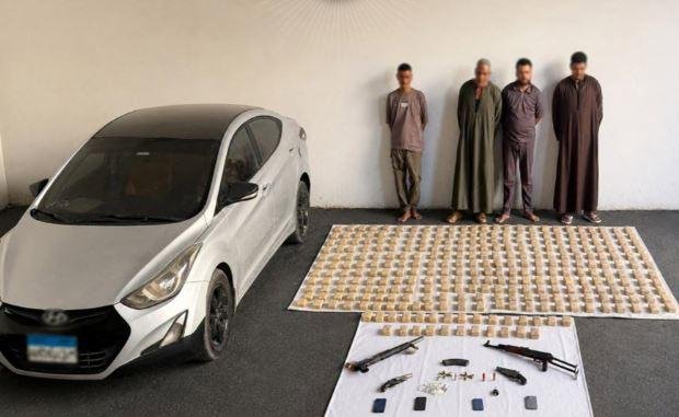 القبض على 4 عناصر جنائية بحوزتهم 90 قطعة يشتبه في أثريتها ومواد مخدرة في الجيزة
