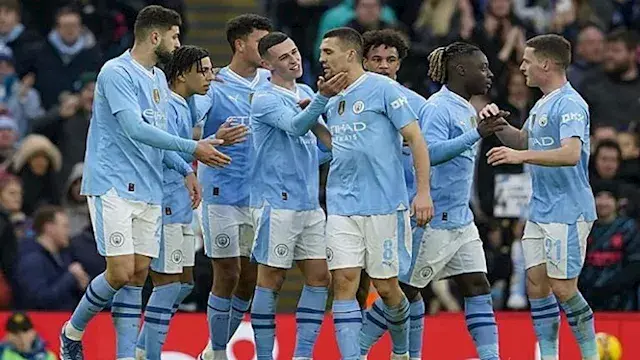 تعرض للضرب.. لاعب مانشستر سيتي يتعرض لهجوم رفقة عائلته (فيديو)