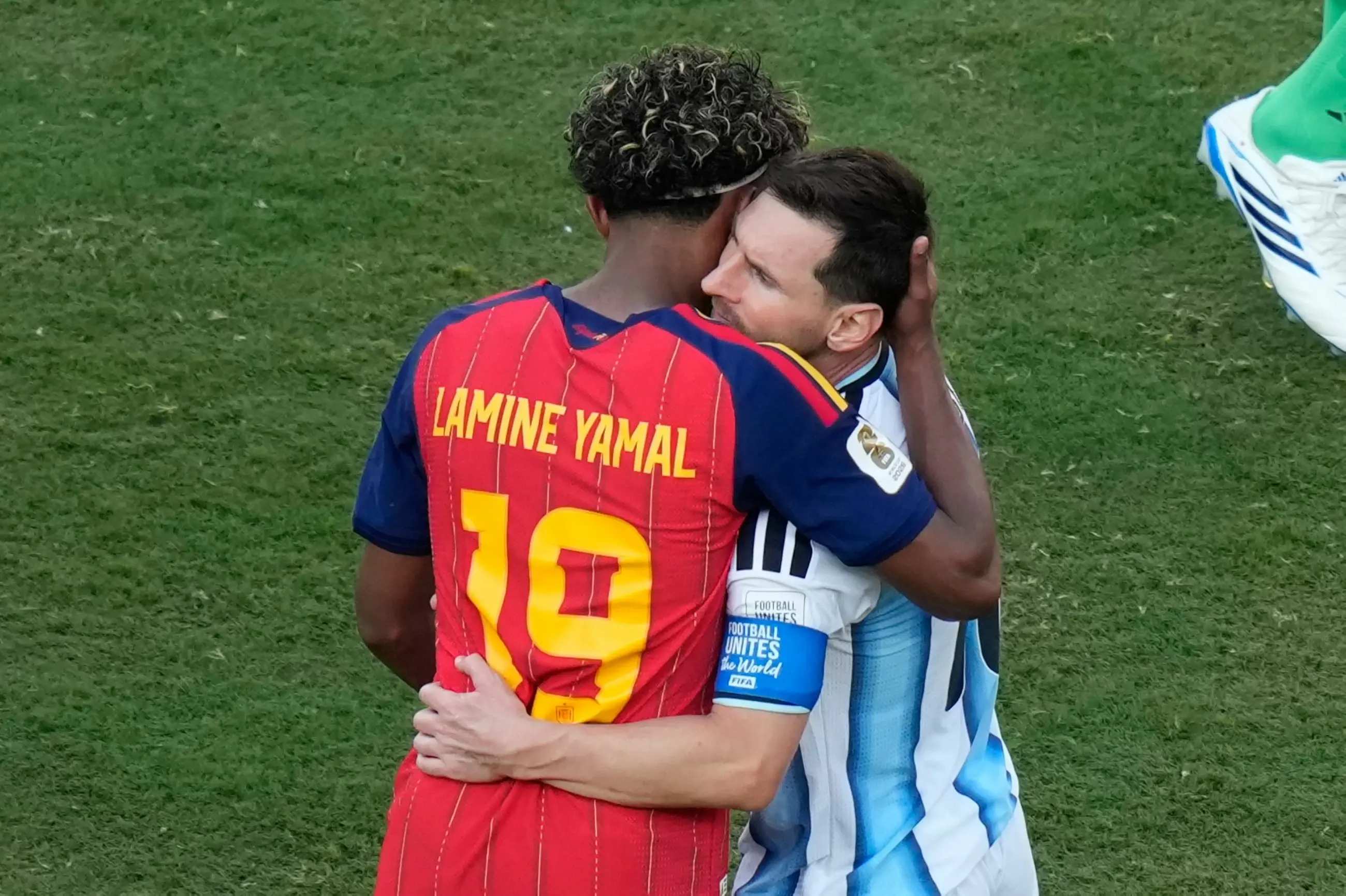 Yamal's embrace of Messi becomes defining image of Spain's World Cup triumph