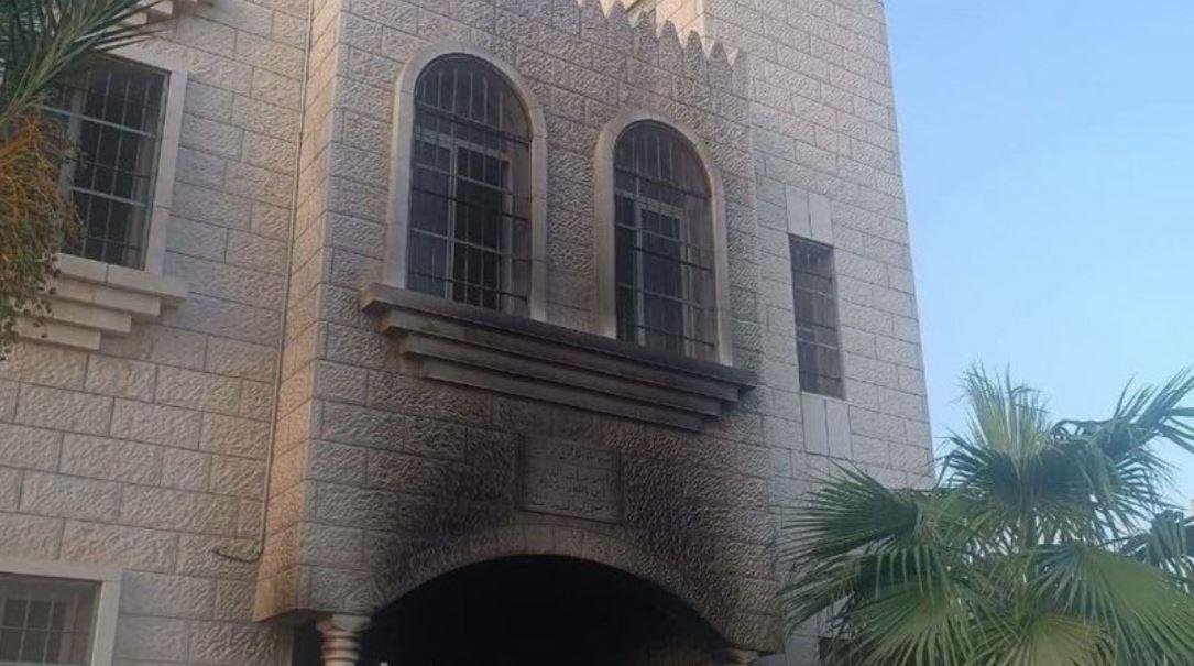 إصابات وإحراق مسجدين واعتداءات واسعة للمستوطنين بالضفة والقدس