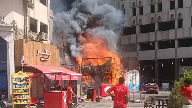 بالصور.. السيطرة على حريق هائل التهم مطعماً بمدينة أسوان
