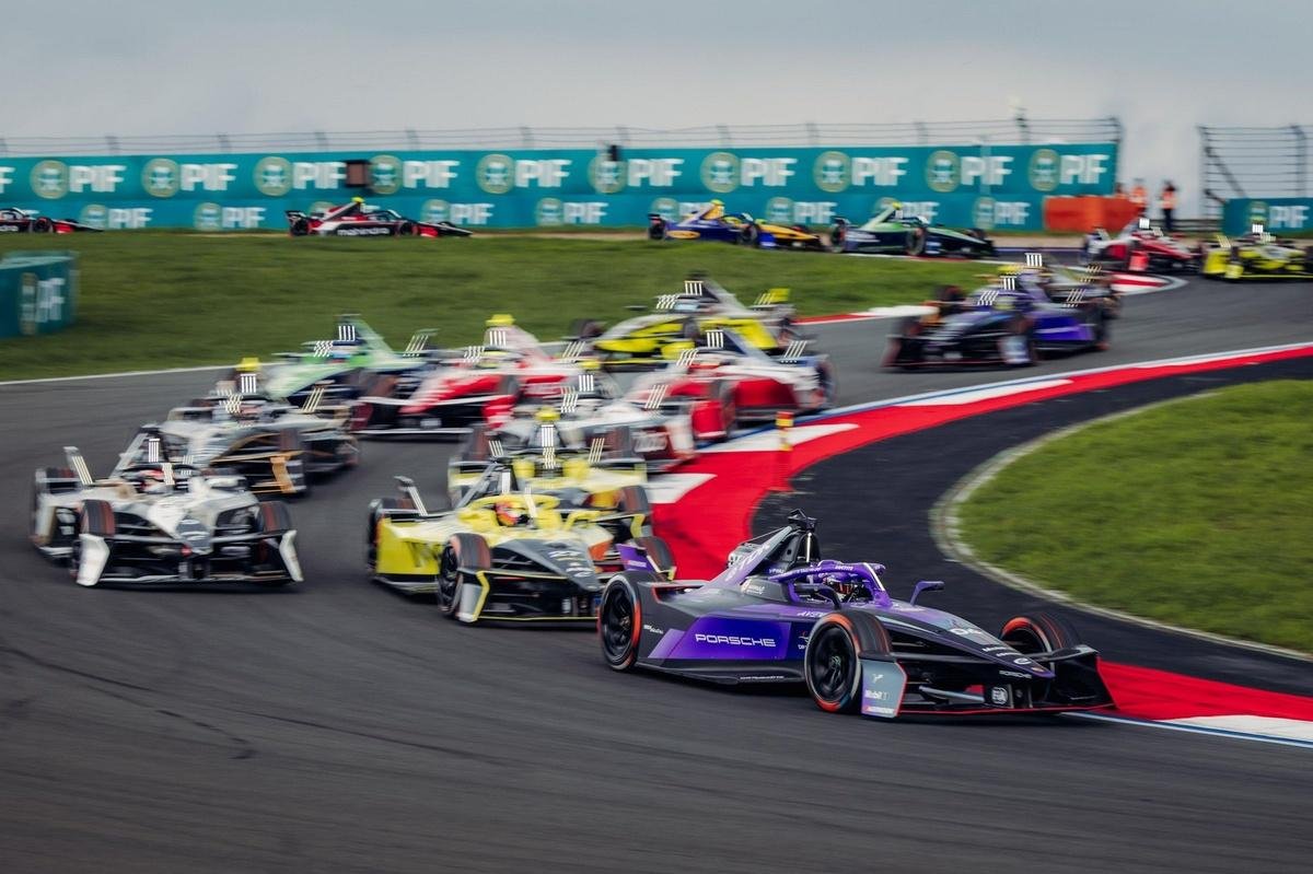 Nine-way Formula E title fight goes down to the wire in London
