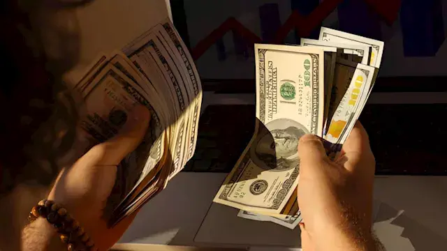 سعر الدولار يعاود للارتفاع مجددا مقابل الجنيه خلال منتصف التعاملات اليوم