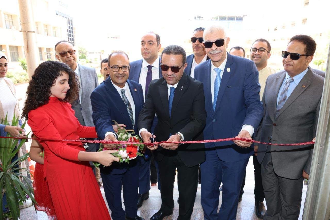 محافظ المنوفية ورئيس الجامعة يفتتحان معرض مشروعات طلاب كلية الهندسة
