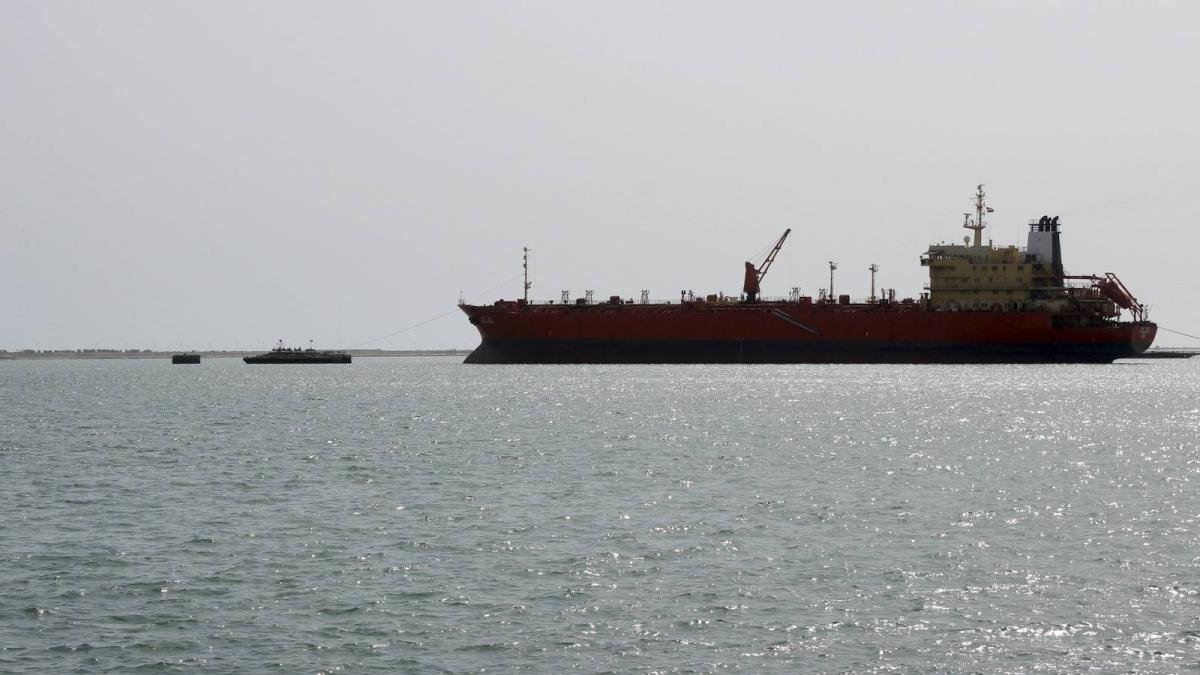 Tankers reverse course as war chokes routes