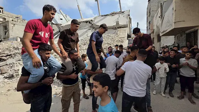فرحة رغم الحرب.. طلاب غزة وذووهم يحتفلون بنتائج الثانوية العامة داخل خيام النزوح