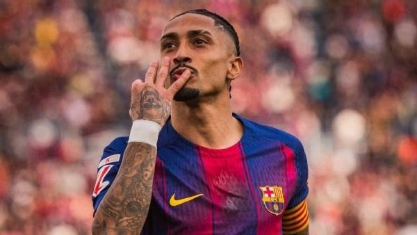 فليك يتنفس الصعداء.. رافينيا جاهز للعودة مع برشلونة قبل انطلاق الموسم