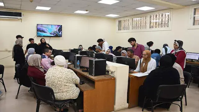 صور.. طلاب الثانوية يسجلون رغبات تنسيق المرحلة الثاني بعين شمس