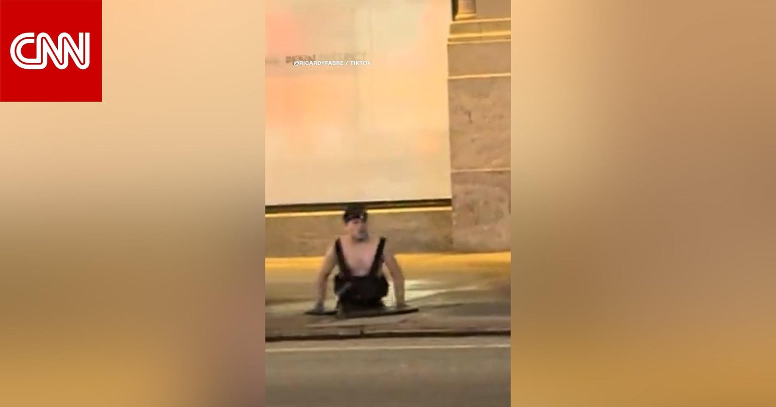 على طريقة "سلاحف النينجا".. أشخاص يخرجون من فتحات الصرف الصحي في نيويورك