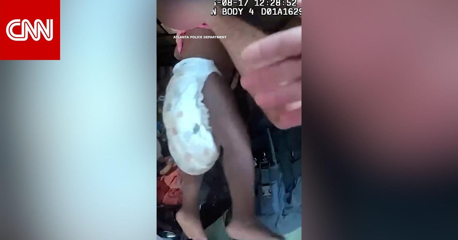 شاهد لحظة العثور على جليسة أطفال برفقة فتاتين صغيرتين يُزعم أنها اختطفتهما