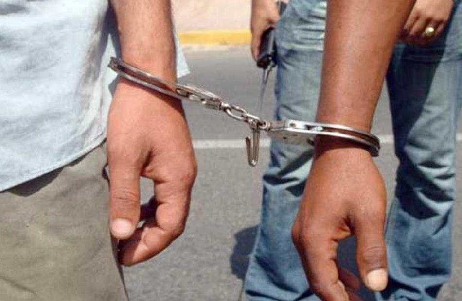التحقيق مع 5 متهمين أجبروا سائقا على مرافقتهم واعتدوا على طالبتين بالبدرشين