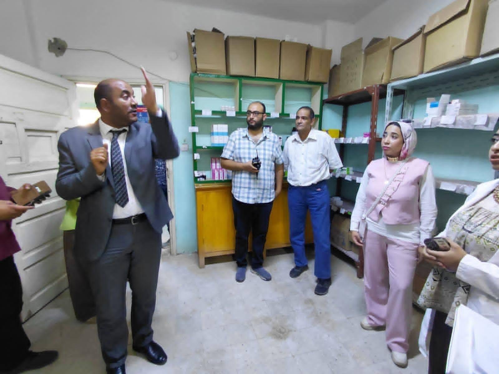 وكيل صحة الوادي الجديد يفاجئ المنشآت الطبية لمراجعة الأدوية والاستماع لشكاوى العاملين