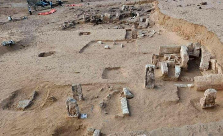 الكشف عن شواهد قبور وتوابيت وتمائم في منطقة تل الدير بدمياط