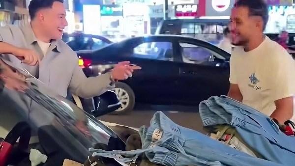 مش هتحرك إلا لما تخلص.. صاحب سيارة ينتظر بائع ملابس حتى ينتهي من بيع بضاعته: بياكل عيش بالحلال
