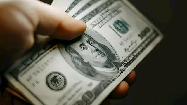 ارتفع في 3 بنوك.. سعر الدولار مقابل الجنيه ببداية تعاملات اليوم الخميس