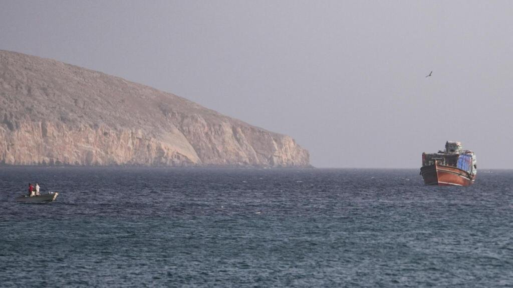 إيران تعلن قرب اتفاق مع عُمان على مسار بحري جديد عبر مضيق هرمز