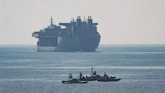 وسط حصار الحوثيين.. ناقلتان محملتان بالنفط السعودي تعبران باب المندب