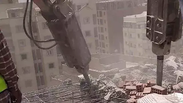 "لن نتهاون مع مخالفات البناء".. محافظ القاهرة: إزالة عقار مخالف مكون من 12 طابقًا بالمرج