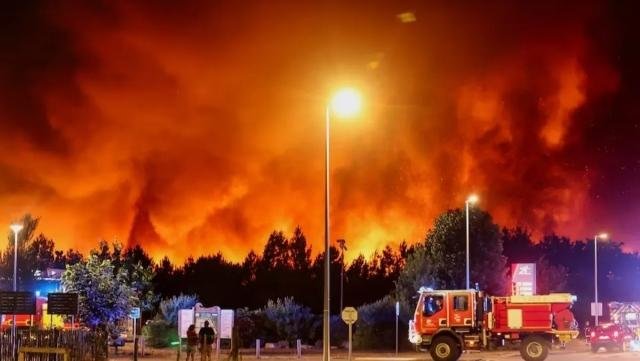 فرنسا: عشرات الآلاف يفرون من حرائق الغابات وسط استمرار اشتعال النيران