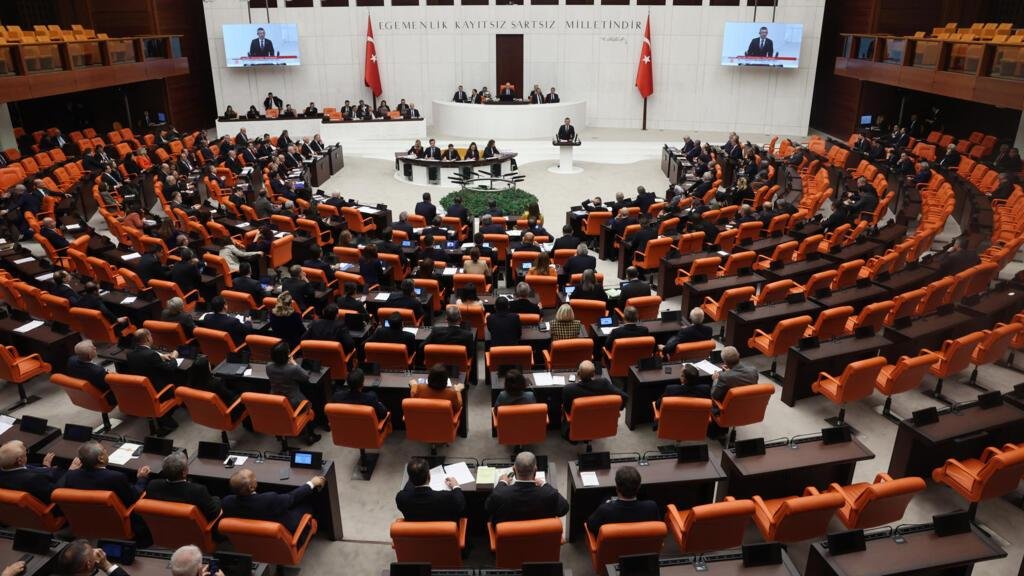 تركيا: غالبية النواب في البرلمان يوقعون على اقتراح قانون يتعلق بمستقبل مقاتلي حزب العمال الكردستاني