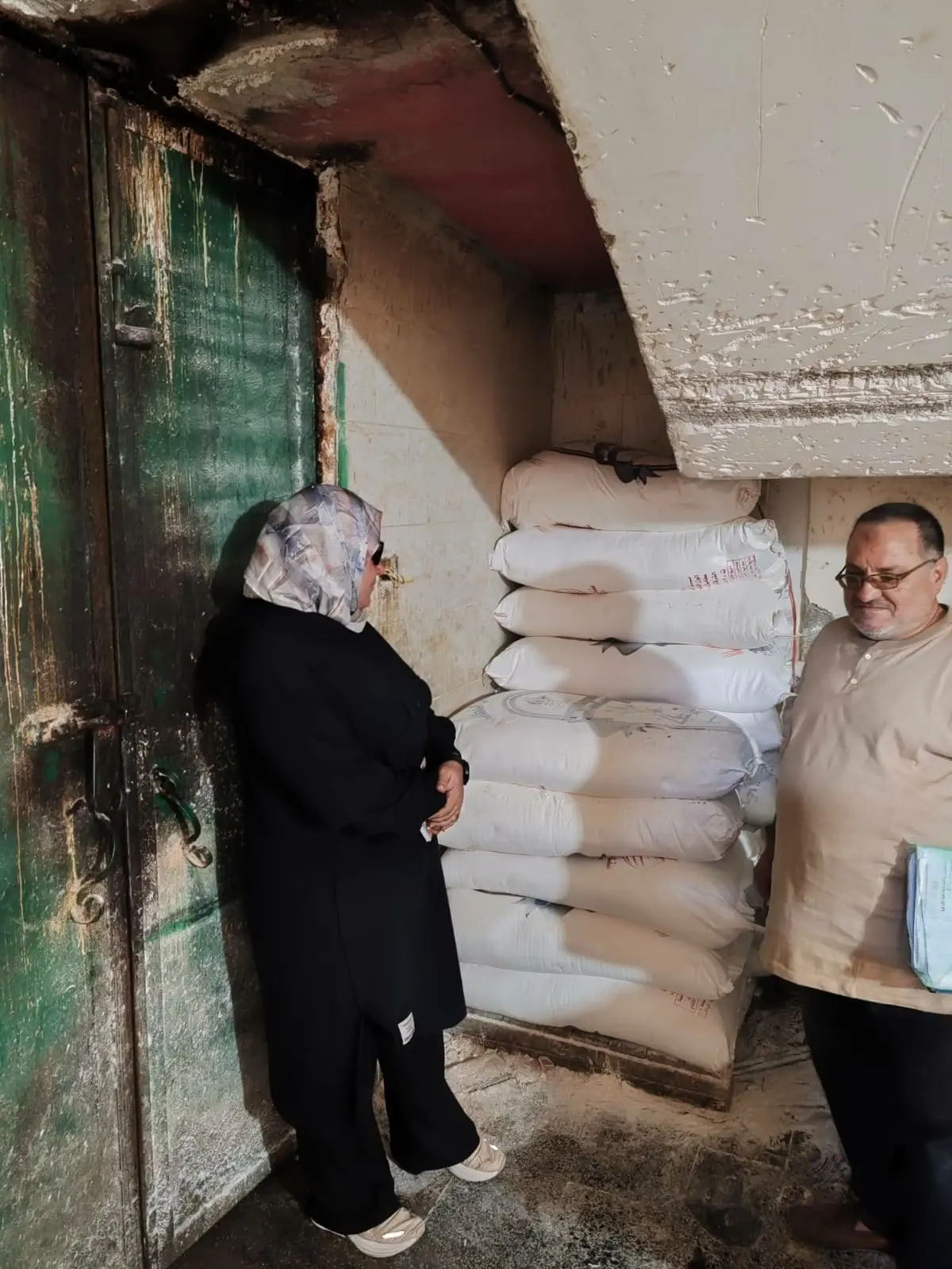 ضبط طن دقيق وزيت طعام مجهول المصدر في حملة رقابية بالعاشر من رمضان 