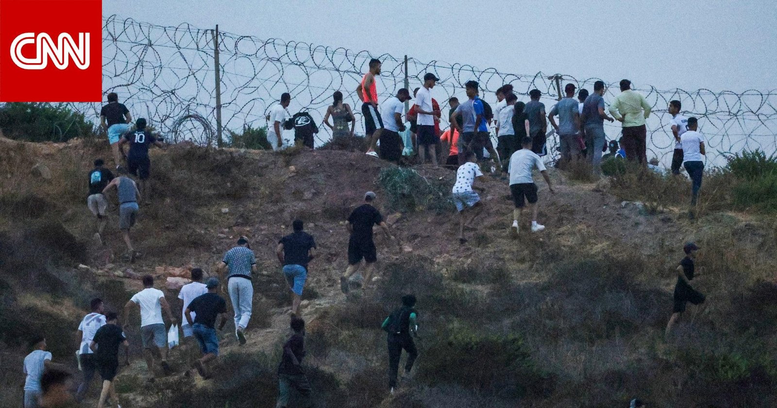 فيديو متداول لـ"لحظة فتح حارس حدود مغربي بوابة للمهاجرين نحو سبتة".. هذه حقيقته