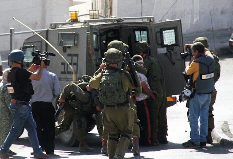 الاحتلال يعتقل 14 فلسطينيا من طولكرم بينهم سيدة وأسرى محررون