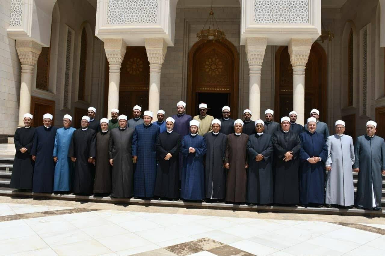 وزير الأوقاف يوجه مديري المديريات بقراءة الشمائل المحمدية ودراستها وختمها للأئمة