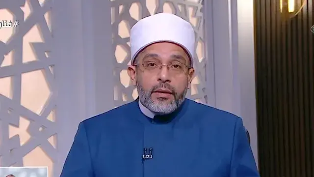 هل استخدام الموبايل أثناء خطبة الجمعة يُبطل الصلاة؟.. أمين الفتوى يجيب