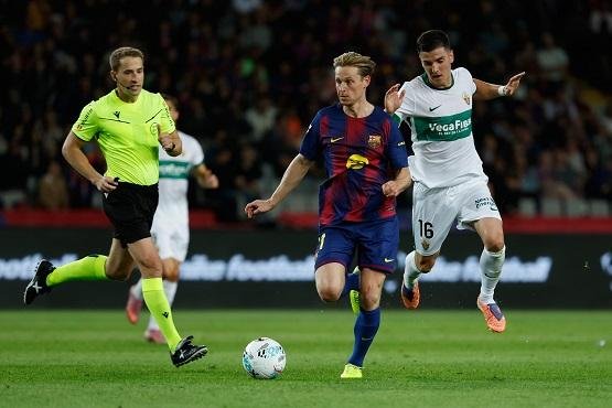 تقارير: مستقبل دي يونج مع برشلونة يثير الجدل بعد تراجع مستواه
