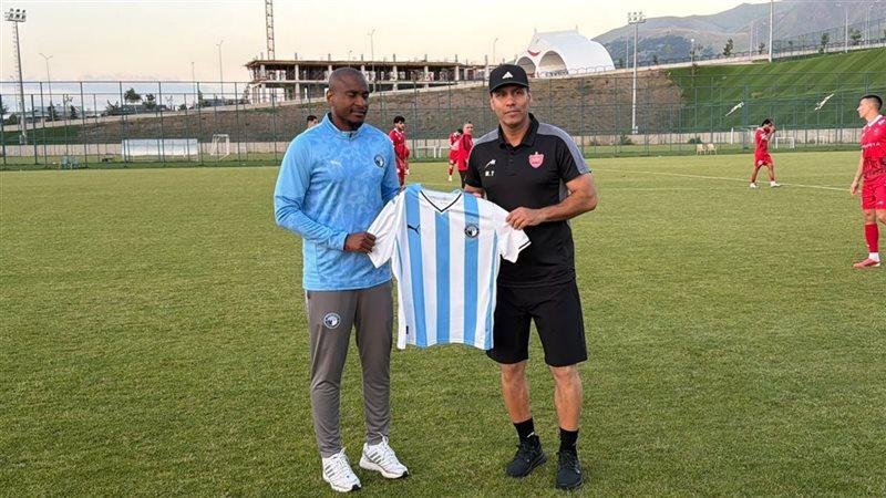 موكوينا يهدي الجهاز الفني لبيرسبوليس الإيراني قميص بيراميدز