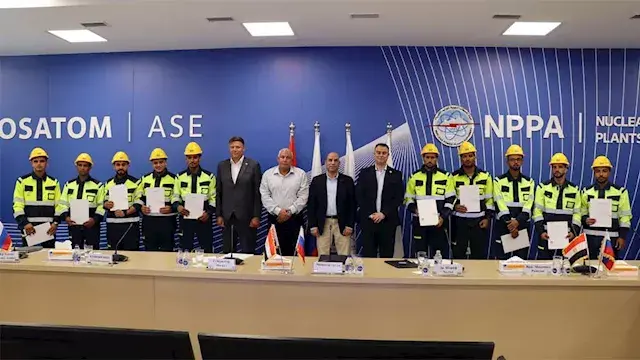 وزير العمل ومحافظ مطروح يتفقدان محطة الضبعة النووية ويسلمان 25 عقد عمل