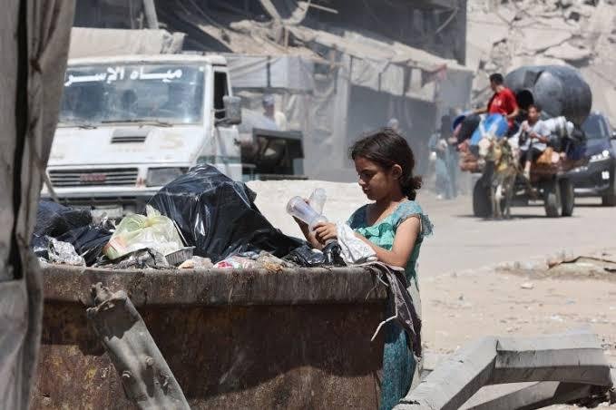 فلسطينيون بغزة ينبشون في القمامة بحثا عن مواد قابلة للاحتراق لطهي وجباتهم