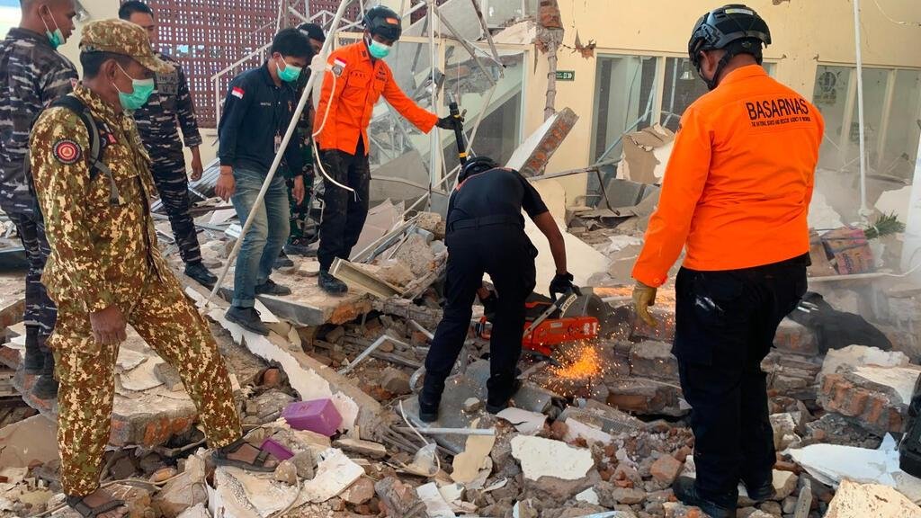 إندونيسيا: زلزالان قويان يضربان البلاد شرقا وغربا... سقوط عشرات القتلى والمصابين