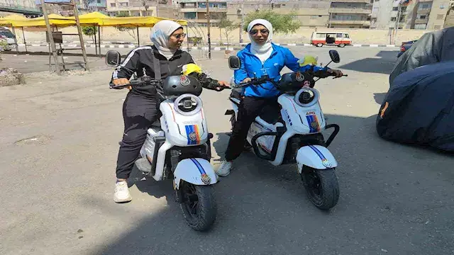 "اللقمة الحلال مش عيب".. حكاية "مي وسميرة" مع السكوتر والدليفري بالزقازيق (فيديو وصور)