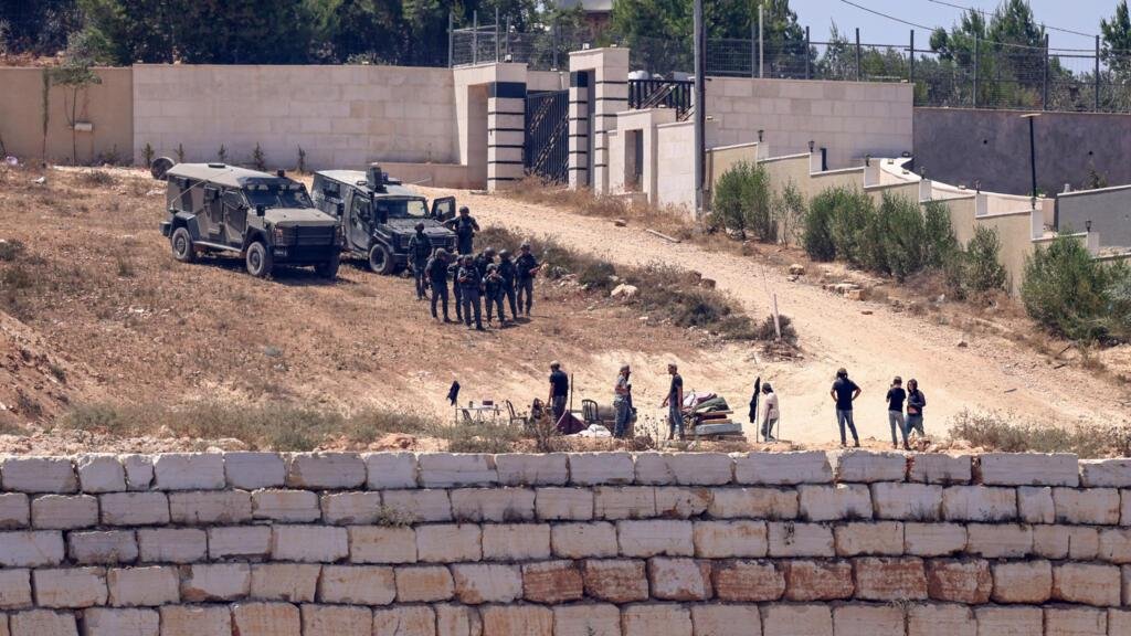 أمريكي من أصل فلسطيني يعود للدفاع عن منزله المحاصر من مستوطنين في الضفة الغربية