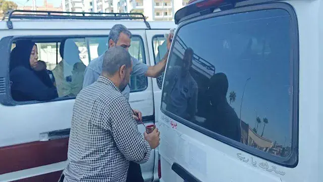 مرور الدقهلية يعيد هيكلة ملصقات خطوط سير سيارات السرفيس بالمنصورة