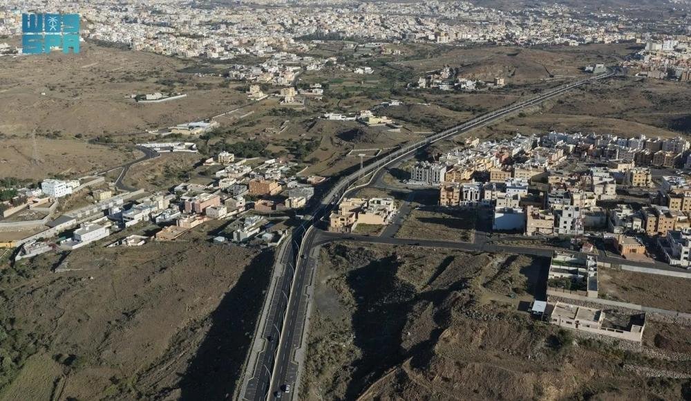 3 مسارات برية تربط الرياض بأبها