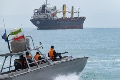 إيران تطلق نيرانا تحذيرية تجاه 4 سفن في مضيق هرمز