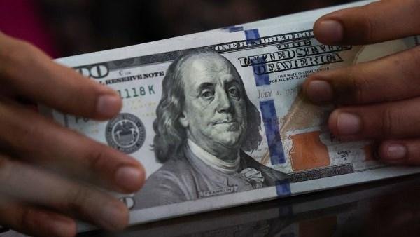 تراجع طفيف.. سعر صرف الدولار في البنوك اليوم
