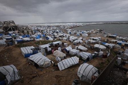 آخر متنفس.. بحر غزة يحتضن شبانا أنهكهم الحر والحرب