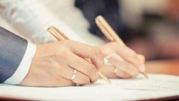 الخيانة العاطفية.. تحذير من العيش في ذكريات الحب الأول بعد الزواج
