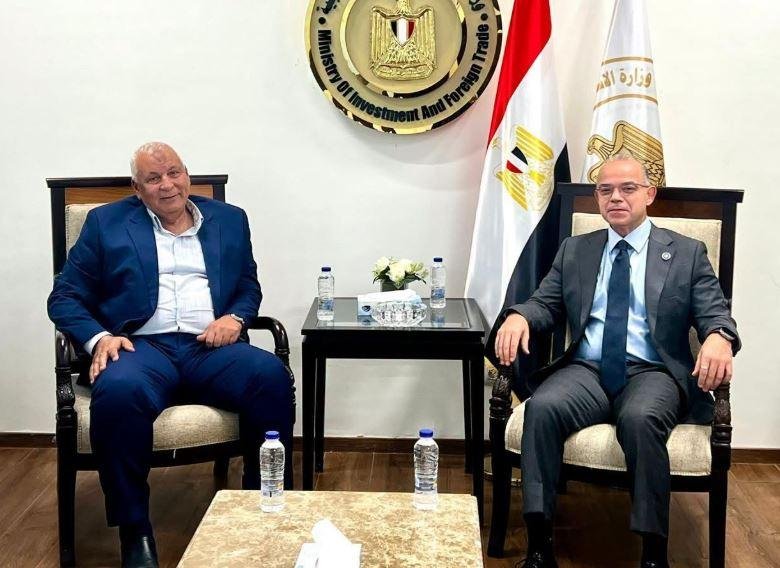 وزير الاستثمار يبحث الاستفادة من أنظمة الاستثمار المختلفة لدعم جهود التنمية بمطروح