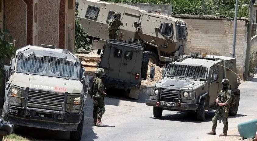 جيش الاحتلال الإسرائيلي يعتقل 15 فلسطينيا في مداهمات بالضفة الغربية