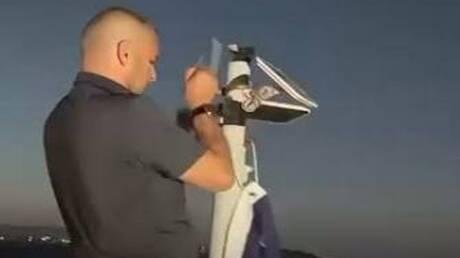 فلسطيني أمريكي يرفع العلم الأمريكي فوق منزله في قصرة لمواجهة حصار المستوطنين (فيديو)
