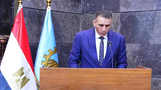 وزير العمل ومحافظ الغربية يسلمان عقود عمل وشهادات تدريب للشباب