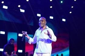 تامر عاشور يشعل المسرح الروماني بمارينا بحفل كامل العدد