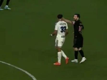 بالفيديو.. ميسي يصفع لاعب فيلادلفيا أمام الحكم في لقطة مثيرة للجدل