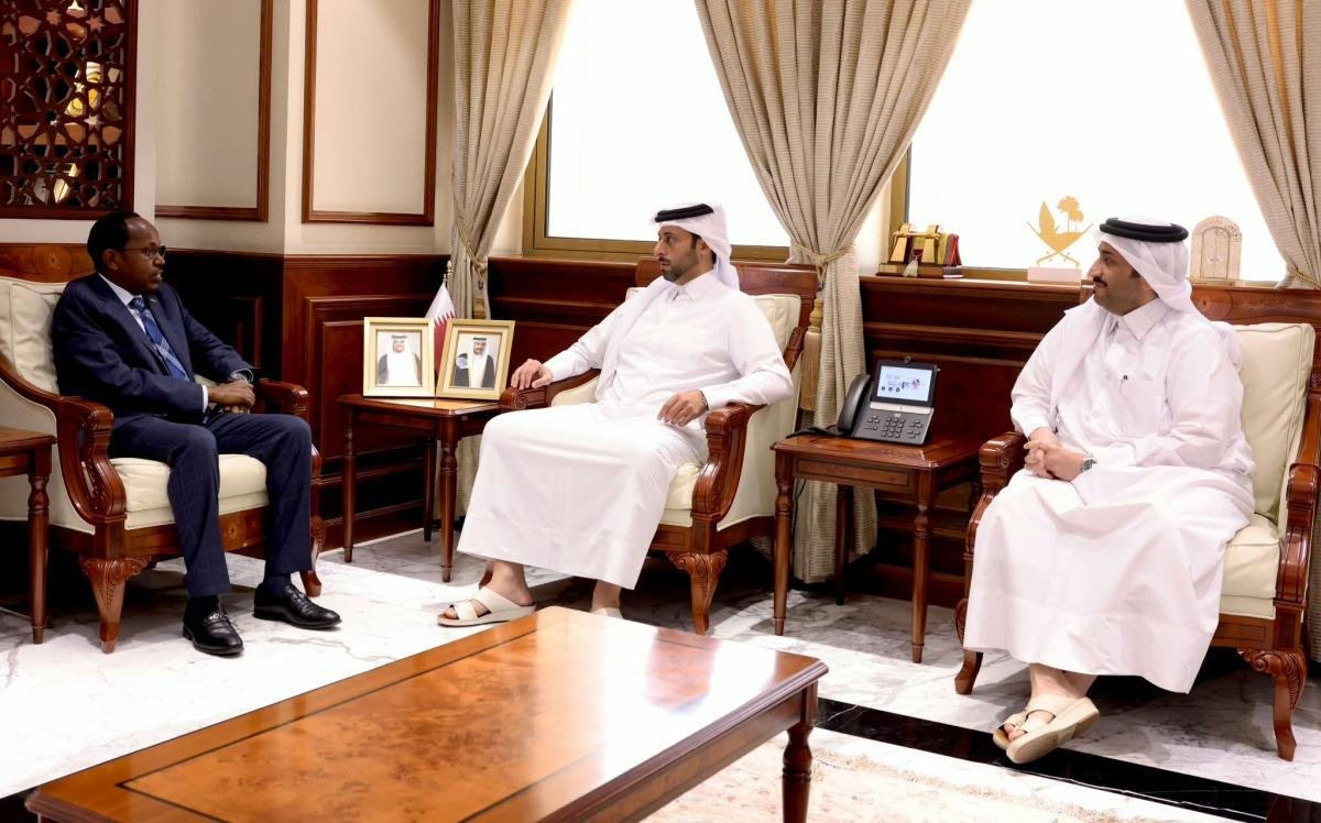وزير البلدية يلتقي السفير الإثيوبي لدى الدولة